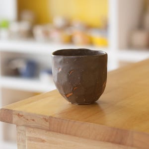 Taza rústica hecha a mano para té matcha y café con leche - Taza de cerámica wabi-sabi, taza de cerámica rústica, cerámica terrosa, artículos para beber hechos a mano, artesanía hecha a mano