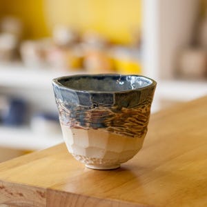 Taza de cerámica hecha a mano para té matcha y café con leche: cerámica artesanal rústica, taza de té matcha tradicional, taza de café con leche única, regalo para amantes del café con leche, cerámica natural, hecha a mano