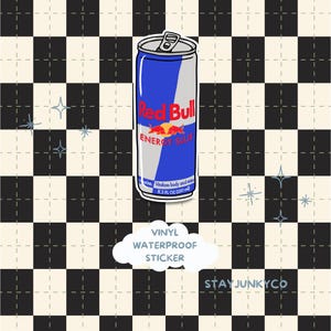 Op de afbeelding: Een vinyl waterdichte sticker met een cartoon illustratie van een Red Bull energiedrankblikje. Het blikje is blauw met het Red Bull logo en de tekst "ENERGY SLUT". De sticker staat op een zwart-wit geblokte achtergrond.