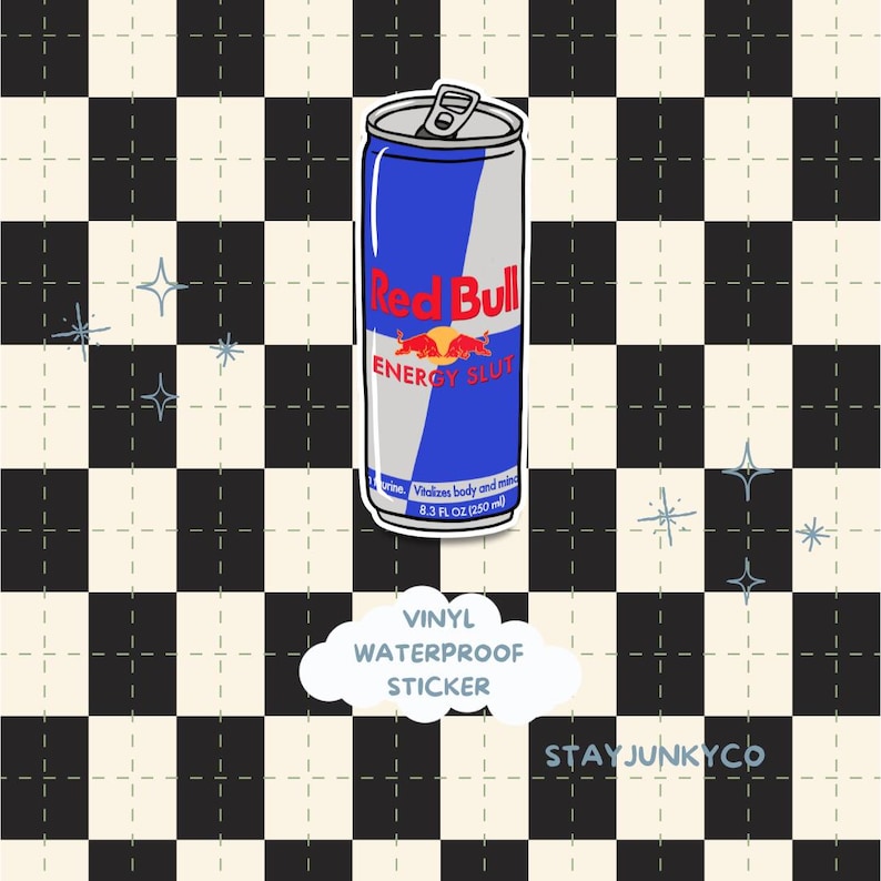 Op de afbeelding: Een vinyl waterdichte sticker met een cartoon illustratie van een Red Bull energiedrankblikje. Het blikje is blauw met het Red Bull logo en de tekst "ENERGY SLUT". De sticker staat op een zwart-wit geblokte achtergrond.