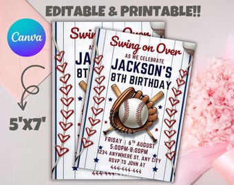 Puede incluir: Invitaciones de fiesta de cumpleaños con temática de béisbol. El diseño presenta una pelota de béisbol, un guante y bates cruzados, con el texto "Swing on Over" y "8º Cumpleaños de Jackson". Las invitaciones miden 12,7 cm x 17,8 cm.