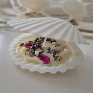 Bomboniera Candela Profumata "Perla d’Amore" fatta a mano - Completa di scatola e decorazioni- Ostrica con Perle, Fiori, targhetta in Legno