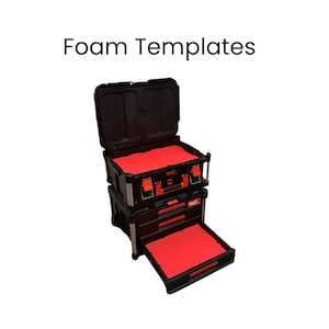Op de afbeelding: Zwart en rood gereedschapsopbergsysteem met de tekst "Foam Templates". Het systeem heeft meerdere compartimenten en laden, met rode schuimrubberen inzetstukken. Het bovenste compartiment is open en onthult het rode interieur.