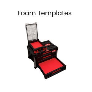 Peut inclure: Coffre à outils noir et rouge avec le texte "Foam Templates". Le coffre a un compartiment supérieur ouvert et des tiroirs, tous doublés de mousse rouge. Le coffre est conçu pour l'organisation et le stockage des outils.