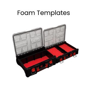 Op de afbeelding: Twee zwarte opbergkoffers met rode interieurs en doorzichtige, verdeelde deksels. De koffers hebben rode sluitingen en handgrepen. De tekst "Foam Templates" wordt boven de koffers weergegeven.
