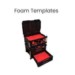 Op de afbeelding: Zwart en rood gereedschapsopslagsysteem met de tekst "Foam Templates". Het systeem is gestapeld met een open bovencompartiment en een lade. De binnenkant van de compartimenten en de lade zijn rood.