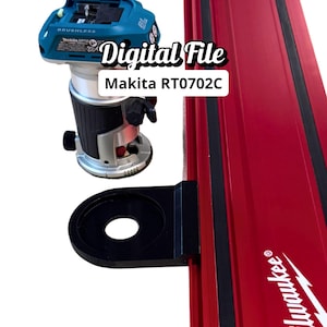 Pode incluir: Uma fresadora Makita RT0702C turquesa e preta com um suporte preto e um trilho guia vermelho e preto. A imagem tem o texto "Digital File" e "Makita RT0702C".