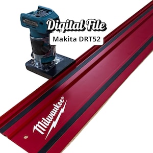 Pode incluir: Uma fresadora Makita DRT52 azul-turquesa e preta está sobre um trilho guia Milwaukee vermelho e preto. As palavras "Digital File" estão acima da fresadora. O logótipo da Milwaukee é branco.