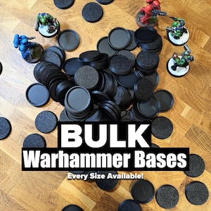 Puede incluir: Una colección de bases negras de Warhammer de varios tamaños, con figuras en miniatura. El texto "BULK Warhammer Bases" y "Every Size Available!" se muestra en un cuadro negro.