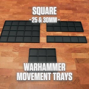 K&ouml;nnte beinhalten: Schwarze quadratische Warhammer-Bewegungstabletts in verschiedenen Gr&ouml;&szlig;en. Die Tabletts sind in einzelne Quadrate unterteilt, mit dem Text "SQUARE -25 & 30MM-" und "WARHAMMER MOVEMENT TRAYS" in Wei&szlig;.