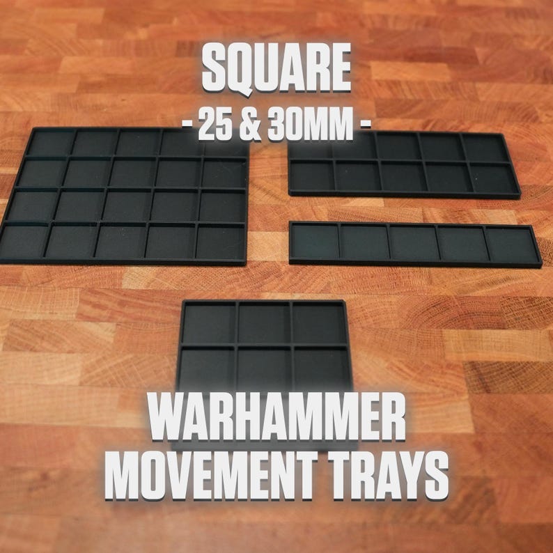 K&ouml;nnte beinhalten: Schwarze quadratische Warhammer-Bewegungstabletts in verschiedenen Gr&ouml;&szlig;en. Die Tabletts sind in einzelne Quadrate unterteilt, mit dem Text "SQUARE -25 & 30MM-" und "WARHAMMER MOVEMENT TRAYS" in Wei&szlig;.