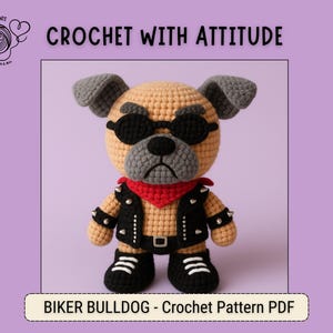 Op de afbeelding: Een gehaakte bulldog met een zonnebril, een rode bandana en een zwart vest met studs. De hond heeft zwarte sneakers en een zwarte riem. De afbeelding bevat de tekst "CROCHET WITH ATTITUDE" en "BIKER BULLDOG - Crochet Pattern PDF".