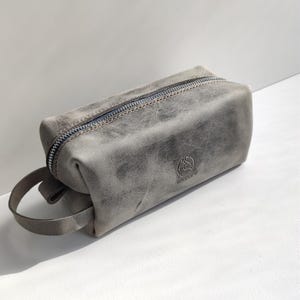 Crazy Horse Leather Dopp Kit: Handcrafted Travel Toiletry Bag
