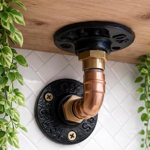 Gewinkelte Regalhalterungen aus Kupferrohr