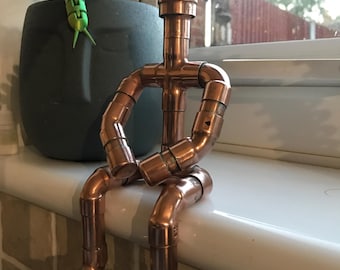 Handgefertigte und gelötete Kupferrohr Mann Dame Person Figur Ornament Sitzende Kuriosität Kunst Handgefertigte Gelötet