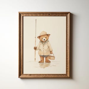 Puede incluir: Una ilustración de acuarela de un oso de peluche marrón que lleva una chaqueta beige y un sombrero marrón, sosteniendo una caña de pescar y una cesta. El oso está de pie en un charco de agua.