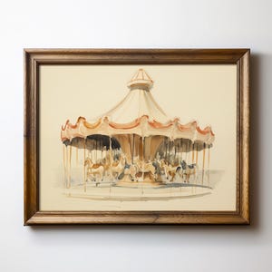 Może przedstawiać: Obraz akwarelowy karuzeli z końmi, oprawiony w brązową drewnianą ramę. Karuzela ma kremowy baldachim z czerwoną, falistą krawędzią. Konie są w różnych odcieniach brązu i bieli.
