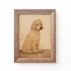Op de afbeelding: Een ingelijst sepia-getint aquarel schilderij van een lichtbruine hond die in een portretpose zit. De hond heeft een pluche vacht en kijkt naar links van het frame.