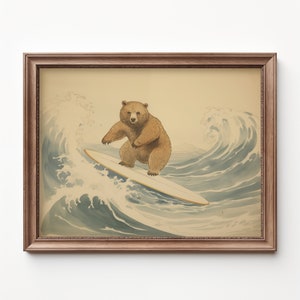 Puede incluir: Una ilustración enmarcada de un oso marrón montando una tabla de surf en una ola azul. El fondo es de color beige claro.
