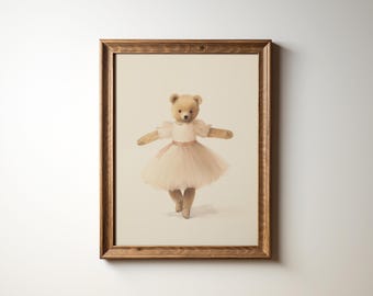 Può includere: Un'illustrazione incorniciata di un orsacchiotto vestito da ballerina. L'orso indossa un vestito bianco con un tutù rosa e sta in piedi su una gamba con l'altra gamba estesa.