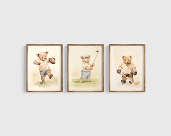 Può includere: Set di tre illustrazioni ad acquerello incorniciate con orsacchiotti che giocano a sport. Il primo orsacchiotto indossa una camicia bianca e pantaloncini blu e tiene un pallone da calcio. Il secondo orsacchiotto indossa una camicia bianca e pantaloncini blu e tiene una mazza da golf. Il terzo orsacchiotto indossa una maglia da hockey bianca e rossa e tiene un bastone da hockey.