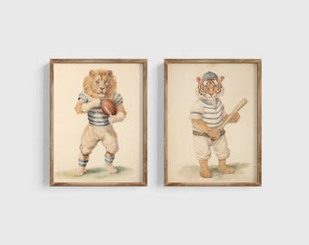 Può includere: Due illustrazioni incorniciate di animali che praticano sport. La prima illustrazione mostra un leone che indossa una maglia a strisce blu e bianche che tiene un pallone da football. La seconda illustrazione mostra una tigre che indossa una maglia a strisce blu e bianche che tiene una mazza da baseball.