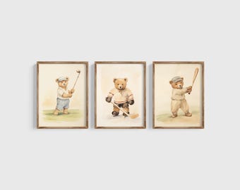 Può includere: Set di tre illustrazioni ad acquerello incorniciate con orsacchiotti che giocano a sport. Il primo orsacchiotto gioca a golf, il secondo a hockey e il terzo a baseball.