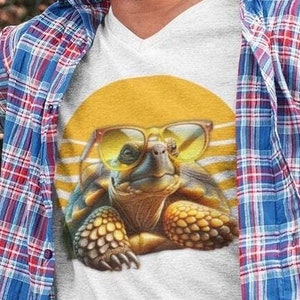 Schildkröte Sonnenbrillen V-Neck Shirt: Unisex Tortoise Graphic Tee