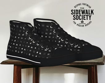 Designerskie czarne trampki za kostkę: miejski szyk, unisex