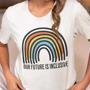 Koszulka Future Is Inclusive Teacher GIFT, Unisex Koszulka z tęczą Pozytywności, Koszulka Pozytywności, Top przyjazny dla queerów, Prezent LGBTQ, Styl retro Pride