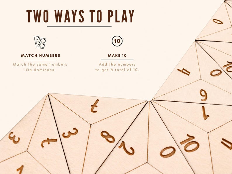 Op de afbeelding: Houten educatief spel met geometrische vormen en cijfers. De tekst "TWO WAYS TO PLAY" staat bovenaan, met instructies voor "MATCH NUMBERS" en "MAKE 10". De spelstukken zijn lichtbruin met gegraveerde cijfers.