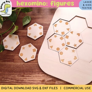 Könnte beinhalten: Ein Holz-Hexomino-Puzzle mit sechs sechseckigen Teilen und sechs kleineren Teilen mit verschiedenen Formen. Die kleineren Teile sind so konzipiert, dass sie in die größeren sechseckigen Teile passen. Das Puzzle ist aus hellem braunem Holz gefertigt und hat einen weißen Hintergrund.