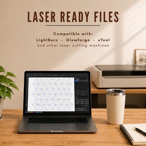 Op de afbeelding: Een laptop met een geometrisch ontwerp, met de tekst "LASER READY FILES" erboven. De tekst eronder luidt "Compatibel met: LightBurn - Glowforge - xTool en andere lasersnijmachines." Een witte beker, notitieboek en printer zijn ook zichtbaar.