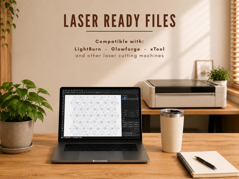 Op de afbeelding: Een laptop met een geometrisch ontwerp, met de tekst "LASER READY FILES" erboven. De tekst eronder luidt "Compatibel met: LightBurn - Glowforge - xTool en andere lasersnijmachines." Een witte beker, notitieboek en printer zijn ook zichtbaar.