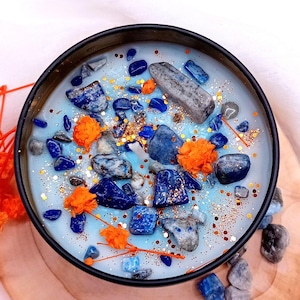 Świeca kryształowa Lapis Lazuli, suszone kwiaty