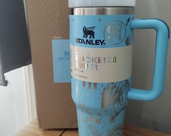 Vaso Stanley Wizard Life de 40 oz. Más imágenes disponibles a pedido.