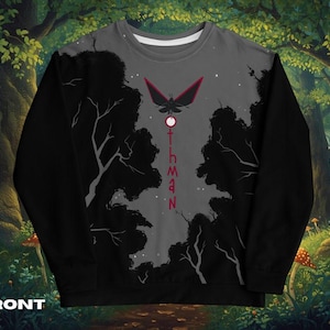 Könnte beinhalten: Schwarzes Langarm-Sweatshirt mit einem grafischen Design mit einer Motte, Bäumen und dem Wort "Othman" in Rot. Das Design ist vor einem grauen Hintergrund mit einer Waldszene platziert.