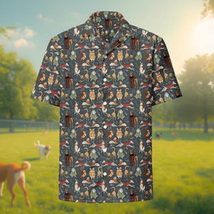 Könnte beinhalten: Kurzärmeliges Hemd mit dunkelgrauem Hintergrund und einem sich wiederholenden Muster von Hunden in verschiedenen Posen und Outfits. Die Hunde sind in Braun-, Beige- und Grautönen gehalten, einige tragen Kleidung. Das Hemd hat einen klassischen Kragen und einen Knopfverschluss.