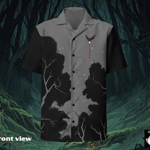 Könnte beinhalten: Ein kurzärmeliges Button-Down-Hemd mit einem grau-schwarzen Waldmotiv. Das Hemd hat einen Kragen und den Text "FILMAN" vertikal in Rot gedruckt. Das Hemd ist mit "Frontansicht" gekennzeichnet.