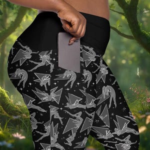 Leggings deportivos Dark Pixie con bolsillos: pantalones de yoga de regalo de hadas en blanco y negro.