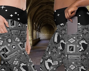 Puede incluir: Leggings de talle alto en negro y gris con un patrón repetitivo de siluetas enmarcadas, telarañas y estrellas. La cintura es de color negro sólido con detalles de estrellas blancas. Los leggings incluyen bolsillos laterales en cada pierna.