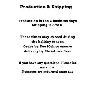 Op de afbeelding: Productie- en verzendinformatie voor een online winkel. De productie duurt 1 tot 3 werkdagen en de verzending 3 tot 5 dagen. Bestellingen die v&oacute;&oacute;r 10 december worden geplaatst, worden v&oacute;&oacute;r kerstavond geleverd.