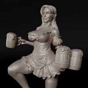 Puede incluir: Una figurita de cerámica blanca de una mujer con un vestido tradicional de dirndl y sosteniendo dos jarras de cerveza.