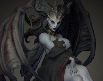Op de afbeelding: Een gedetailleerde 3D-weergave van een vrouwelijke demon met grote, donkere vleugels en hoorns. Ze heeft een bleke huid, groene ogen en is versierd met gouden sieraden en een donkergroene jurk. De figuur zit, met een serieuze uitdrukking.