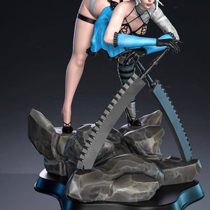 Pode incluir: Uma figura de mulher com cabelo branco vestida com um vestido azul e branco, segurando duas grandes lâminas prateadas serrilhadas. A figura está em pé sobre uma base rochosa.