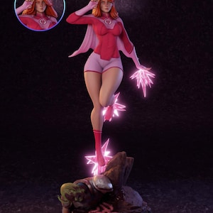 Puede incluir: Figura de una superheroína con un traje rosa y rojo, con capa, pantalones cortos y botas. Tiene el pelo rojo y posa con efectos de energía brillante. Una criatura derrotada yace a sus pies.