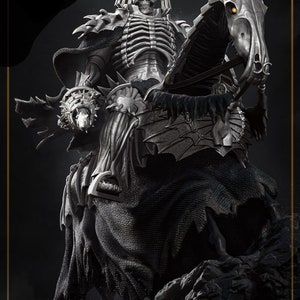 Op de afbeelding: Een skeletfiguur met een kroon en harnas rijdt op een skelethorse. De figuur heeft gloeiende gele ogen en houdt een zwaard vast. Het paard staat op een rotsachtig oppervlak.