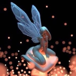 Puede incluir: Un hada azul con alas translúcidas se sienta sobre un objeto brillante con forma de mano. El hada tiene el pelo largo y rubio y lleva un vestido blanco. El fondo es un desenfoque de luces naranjas y blancas.
