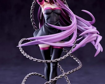 Op de afbeelding: Een anime-figuur met paars haar, gekleed in een zwarte jurk met roze accenten. Het figuur houdt twee zwaarden vast en is omringd door kettingen.