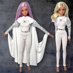 以下が含まれることがあります： 詳細な顔の特徴と長い髪を持つ2体のファッション人形。どちらの人形も、シルバーのアクセント、お揃いのベルト、胸に小さなエンブレムが付いた白いジャンプスーツを着ています。1体はラベンダー色の髪と白いケープ、もう1体はブロンドの髪をしています。